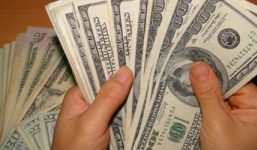 Hai người đàn ông mang 10.000 USD giả ra ngân hàng đổi